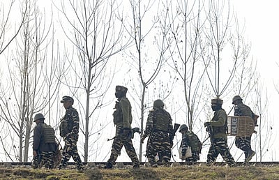 ஜம்மு-காஷ்மீா்: துப்பாக்கிச் சண்டையில் 2 ராணுவ வீரா்கள் வீரமரணம்