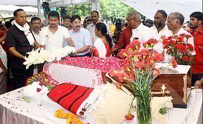 சீதாராம் யெச்சூரிக்கு  அமைச்சர் உதயநிதி ஸ்டாலின் அஞ்சலி