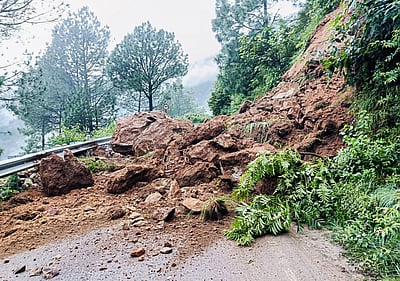 நிலச்சரிவு அபாயம்! உதகை - கூடலூர் சாலையில் போக்குவரத்துக்குக் கட்டுப்பாடு! 