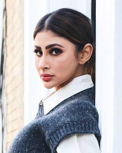 விழியாலே விழ வைத்தாய்... மௌனி ராய்!