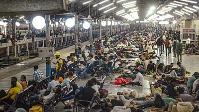 ஓடும் ரயிலில் 11 வயது சிறுமியிடம் பாலியல் சீண்டல்... ரயில்வே ஊழியர் அடித்துக் கொலை!