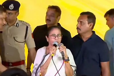 போராடும் இடத்திற்கே சென்று பயிற்சி மருத்துவர்களை சந்தித்த முதல்வர் மமதா