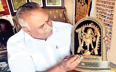 சந்தனத்தில் அரிய பொருள்கள்