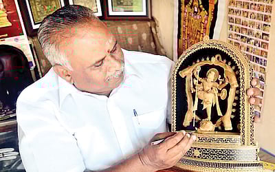 சந்தனத்தில் அரிய பொருள்கள்