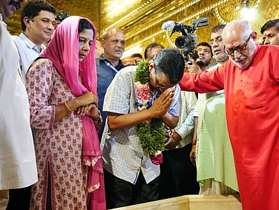 அனுமன் கோயிலில் கேஜரிவால் வழிபாடு!