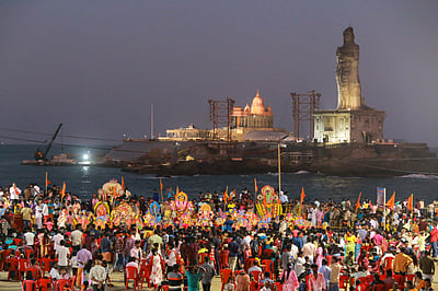 பலத்த பாதுகாப்புடன் விநாயகர் சிலைகள் கடலில் கரைப்பு - புகைப்படங்கள்