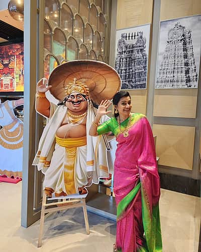 மகாபலி சக்ரவர்த்தியுடன் ஒரு செல்ஃபி.. ஸ்ருதி ராஜ்!