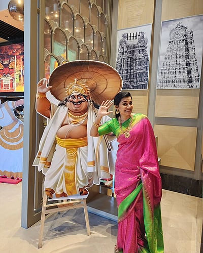 மகாபலி சக்ரவர்த்தியுடன் ஒரு செல்ஃபி.. ஸ்ருதி ராஜ்!