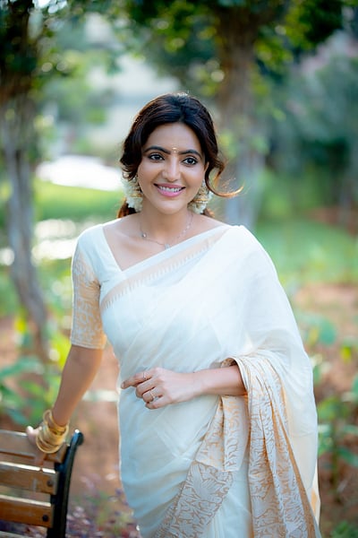 கவிதை பாடின கண்கள் அதுல்யா ரவி - புகைப்படங்கள்