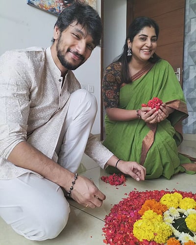 ஓணம் வாழ்த்துகள்... மஞ்சிமா மோகன் - கௌதம்!