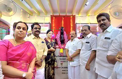 காஞ்சிபுரம்: அண்ணா நினைவு இல்லத்தில் அமைச்சர், ஆட்சியர் மாலை அணிவித்து மரியாதை 