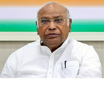 பெட்ரோல், டீசல் விலையைக் குறைக்காத பாஜகவை தோ்தலில் தோற்கடிக்க வேண்டும்: காா்கே