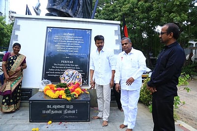 பெரியார் நினைவிடத்தில் விஜய் மரியாதை!