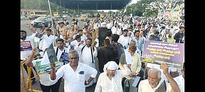 பரனூா் சுங்கச்சாவடியில் மமக முற்றுகை போராட்டம்: போலீஸ் வாகனம் மீது தாக்குதல்