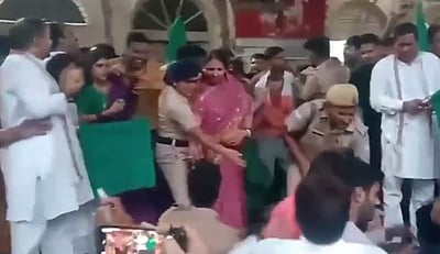 உ.பி.: வந்தே பாரத் ரயில் தொடக்க நிகழ்வில் தண்டவாளத்தில் விழுந்த பாஜக பெண் எம்எல்ஏ!