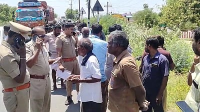 லாரி சக்கரத்தில் சிக்கி ஒரே குடும்பத்தைச் சேர்ந்த 4 பேர் பலி!