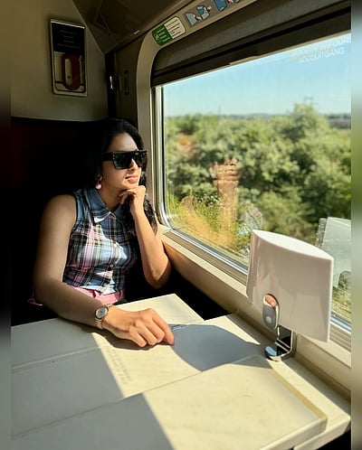 லூவர் அருங்காட்சியகத்தில்... அபிநயா!