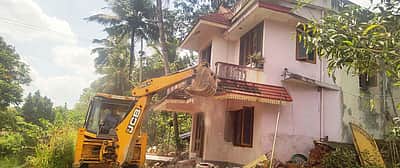 கால்வாயை ஆக்கிரமித்து கட்டியிருந்த வீட்டின் முன்பகுதி இடித்து அகற்றம்