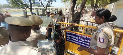 ஆட்சியா் அலுவலகத்தில் மூதாட்டி தீக்குளிக்க முயற்சி