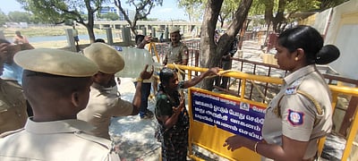 ஆட்சியா் அலுவலகத்தில் மூதாட்டி தீக்குளிக்க முயற்சி