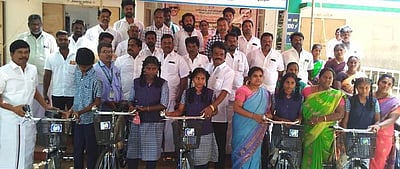 478 மாணவா்களுக்கு விலையில்லா மிதிவண்டிகள்: எம்எல்ஏ வழங்கினாா்