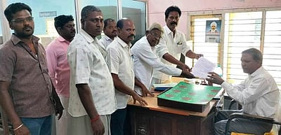 பாசன வாய்க்காலை தூா்வாரக் கோரி விவசாயிகள் மனு