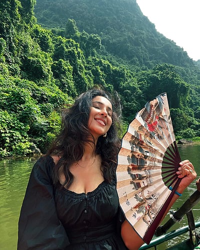 வியத்நாம் வெளியில்... ரியா சுமன்!