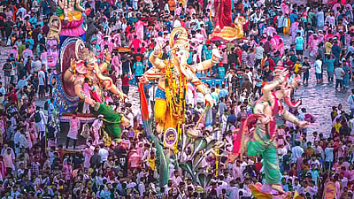 மும்பையில் 7,500-க்கும் மேற்பட்ட விநாயகர் சிலைகள் கரைப்பு!