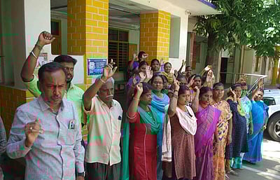 ஊரக வளா்ச்சித் துறை அலுவலா்கள் ஆா்ப்பாட்டம்