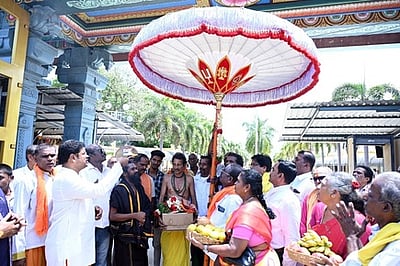 ஸ்ரீபுரம் தங்கக்கோயில் பெருமாள் சன்னதிக்கு திருக்குடை அளிப்பு