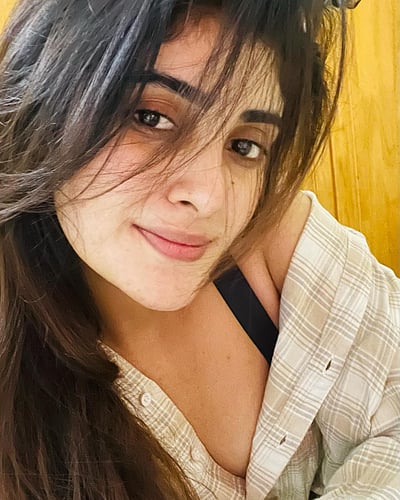 கொள்ளை அழகு... நிமேஷிகா ராதாகிருஷ்ணன்!