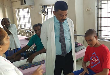 ஆதரவற்ற மேற்கு வங்க நோயாளிக்கு 4 மாத கால சிகிச்சை: பெற்றோருடன் சோ்த்து வைத்த அரசு மருத்துவா்கள்