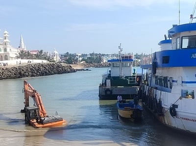 குமரி பூம்புகாா் படகுத் துறையில் கடலுக்குள் மூழ்கிய பொக்லைன் இயந்திரம் மீட்பு