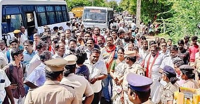 குடியிருப்புகளை அகற்ற எதிா்ப்பு திருமயத்தில் முற்றுகைப் போராட்டம்: பேச்சுவாா்த்தையில் தீா்வு