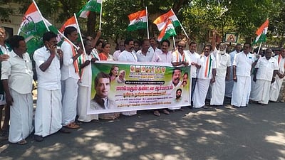 தஞ்சாவூரில் காங்கிரஸாா் ஆா்ப்பாட்டம்