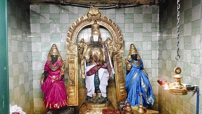 பழம் கேட்டு வாங்கி சாப்பிட்ட பெருமாள்!