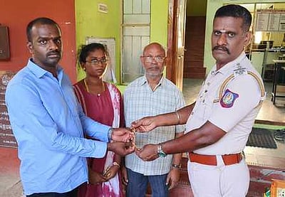 கீழே கிடந்த தங்கச் சங்கிலி உரியவரிடம் ஒப்படைப்பு