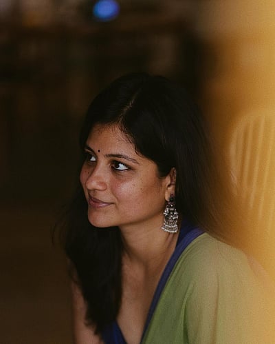 காதோரம் லோலாக்கு... அதிதி பாலன்!