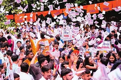 தில்லி பல்கலை. வடக்கு, தெற்கு வளாகங்களில் மாணவா் கா்ஜனைப் பேரணி