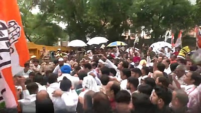 ராகுல்காந்திக்கு மிரட்டல்: கொட்டும் மழையிலும் போராட்டம்!