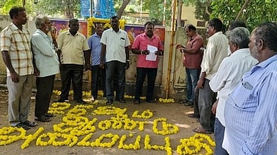 சாலைப் பணியாளா் சங்க அமைப்பு தின கொடியேற்று விழா