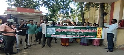 ஊரக வளா்ச்சித்துறை அலுவலா்கள் ஆா்ப்பாட்டம்