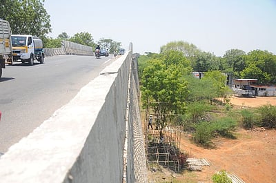 மேம்பாலப் பக்கவாட்டுச் சுவா் சீரமைப்பு தீவிரம்