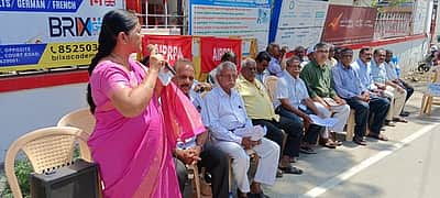 80 வயதான ஓய்வூதியா்களுக்கு கூடுதல் ஓய்வூதியம் கோரி தா்னா