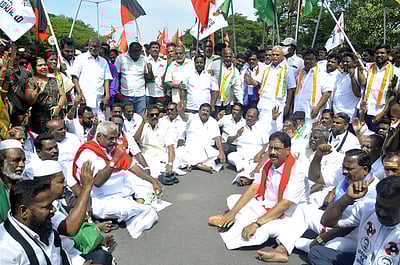 மின் கட்டண உயா்வைக் கண்டித்து புதுச்சேரியில் முழு அடைப்பு: 3 பேருந்துகள் மீது கல்வீச்சு - 855 போ் கைது