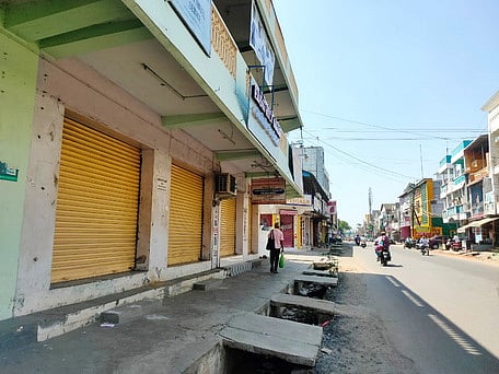 பாரதியாா் சாலையில் அடைக்கப்பட்டிருந்த கடைகள்.