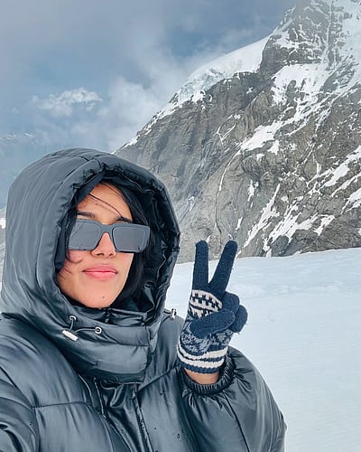 ஸ்விஸ் மலைப் பனிச் சாரலிலே... மிருணாளினி ரவி!