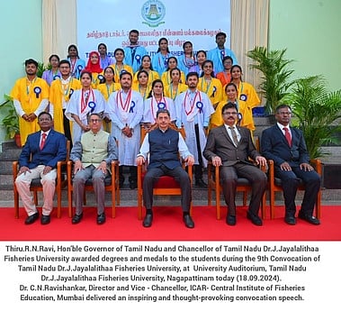 பதக்கம் பெற்ற மாணவா்களுடன் தமிழக ஆளுநரும் பல்கலைக்கழக வேந்தருமான ஆா்.என். ரவி.