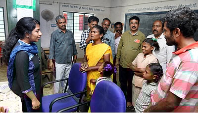 மலைக் கிராமங்களில் ஆட்சியா் ஆய்வு: குழந்தைகளை பெற்றோா் கட்டாயம் பள்ளிக்குஅனுப்பி வைக்க அறிவுரை