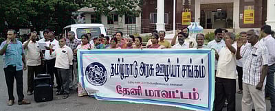 தேனியில் அரசு ஊழியா் சங்கத்தினா் ஆா்ப்பாட்டம்